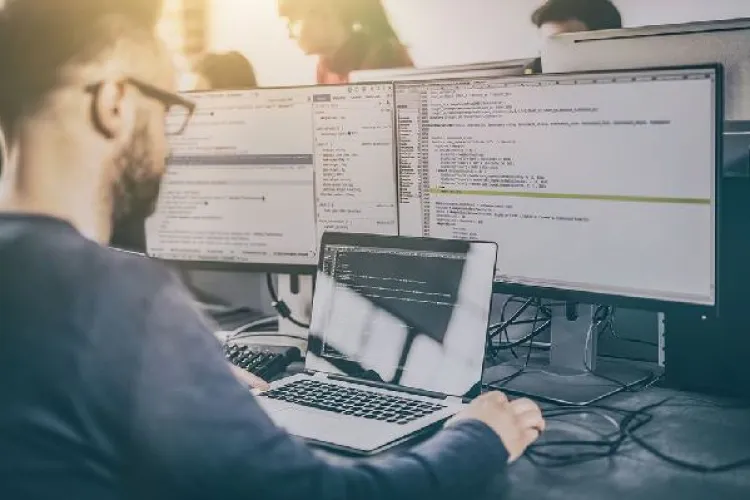 Nemulțumire de IT-ist! Are salariul 16 mii de lei pe lună, dar e revoltat că firma câștigă mult mai mult: „Ești bun de muls”