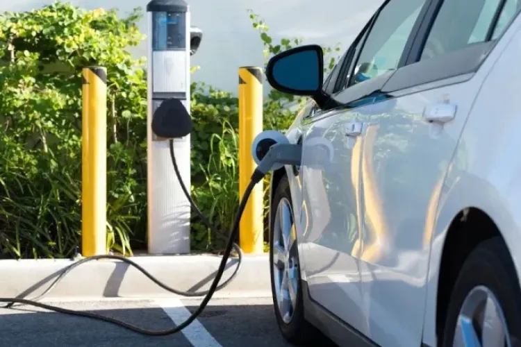 Clujenii sunt nemulțumiți de stațiile de încărcare pentru mașini electrice dintr-un cartier din Cluj-Napoca: „Sunt degradate sau stricate”