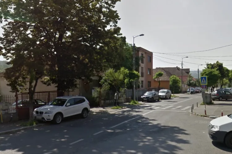 Strada din Cluj unde se blochează traficul în fiecare dimineață! Șoferii cer semafor: „Nu mai putem ieși din cartier!”