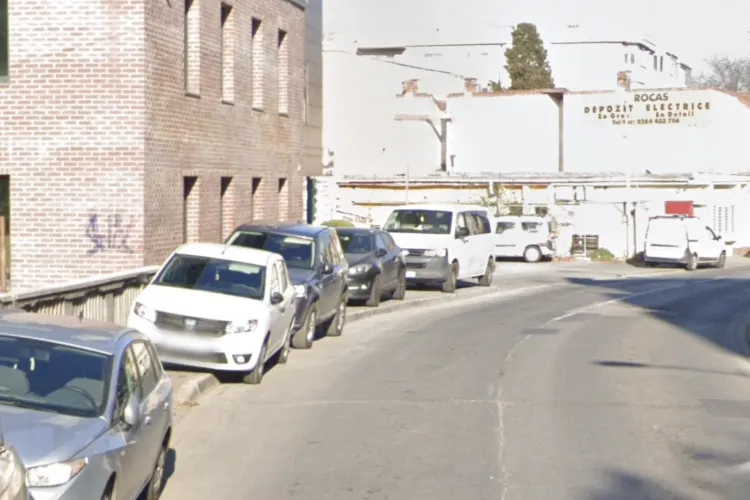 Clujenii revoltăți! Mașinile parcate pe trotuar blochează complet circulația cu cărucioare pe străzile Scortarilor și Buftea: „E periculos!”