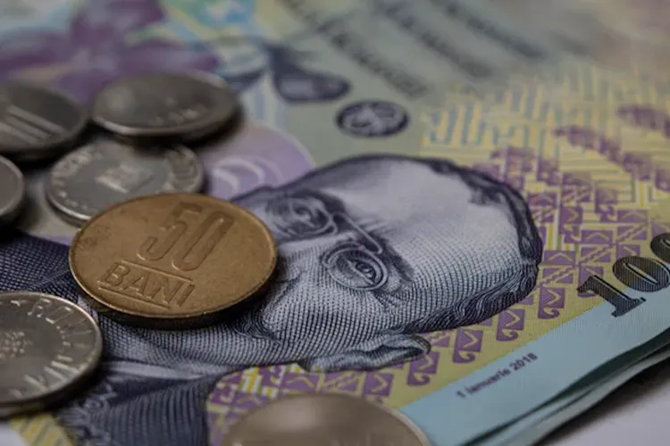 Românii, loviți din toate părțile: Inflație în urcare, salarii înghețate și economie pe avarie până în 2027! CE avertizează asupra riscurilor uriașe