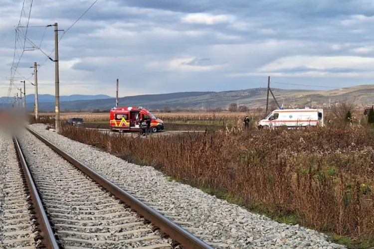 Accident grav de muncă în Cluj! Doi muncitori loviți de o șină de cale ferată în timpul manipulării acesteia: Autoritățile intervin de urgență