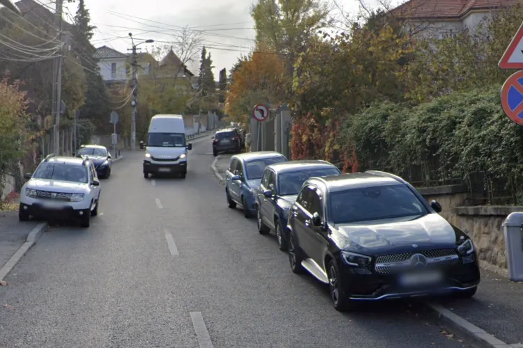 Clujenii revoltați cer stâlpișori pe trotuare! Mașinile invadează mai multe străzi din Cluj, blocând pietonii