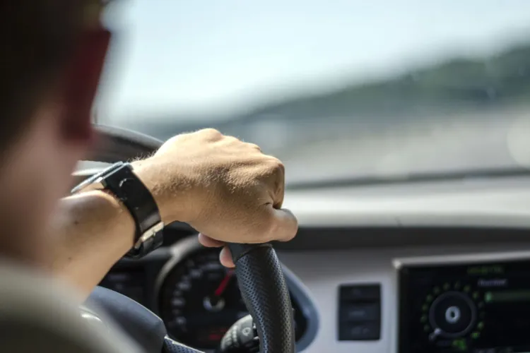 Tinerii pot fi „șoferi cool” dacă aleg să fie responsabili: Campania unde șoferii din Cluj vor vedea pe pielea lor ce înseamnă un moment de neatenție