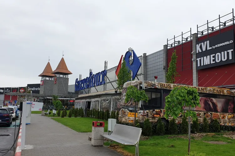 VIDEO. Evacuare de urgență la VIVO Cluj-Napoca: Toți oamenii prezenți în mall au fost nevoiți să părăsească clădirea. Magazinele au fost închise rapid