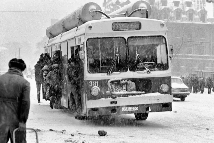 Nostalgia comunismului ia amploare pe TikTok, dar datele oficiale arată o realitate diferită: Când au trăit românii cel mai bine