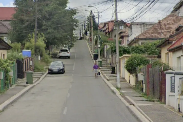 Fără trecere de pietoni, fără siguranță! Pietonii din Cluj traversează o stradă circulată din oraș la mila șoferilor: Autoritățile chemate să intervină