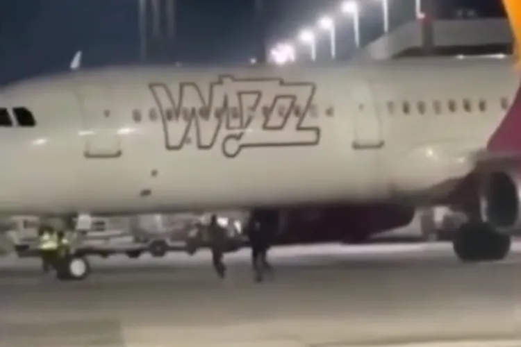 VIDEO. Așa ceva? Doi români filmați în timp ce aleargă pe pistă după un avion Wizz Air pe care l-au pierdut: „Cât de prost să fii? Poate te aspiră motorul”
