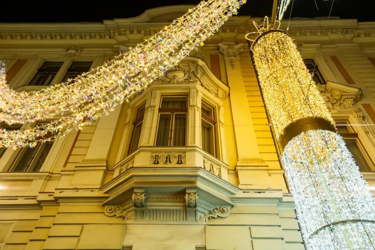 Spectacol de Sărbători în centrul Clujului! Instalații luminoase uriașe transformă străzile Universității și Iuliu Maniu în alei magice FOTO