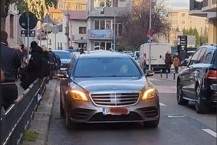 Degeaba ai Mercedes S Classe, dacă nu ai clasă: șofer surprins blocând complet traficul în fața unui liceu din Cluj-Napoca VIDEO