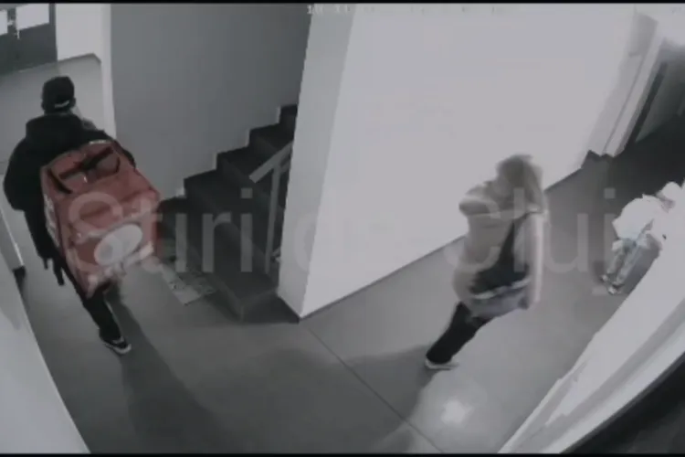 VIDEO Revoltător: Livrator filmat când ar fi furat coletul lăsat de alt curier în scara unui bloc din Cluj. Locatarii îl caută de pe Camere de supraveghere