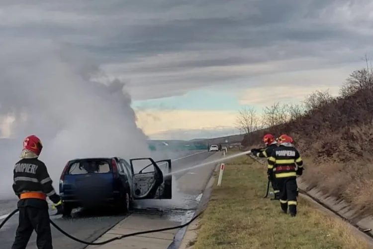 Incendiu violent pe autostrada A3, lângă Turda: O mașină a fost distrusă complet de flăcări. De la ce a pornit incendiul puternic FOTO