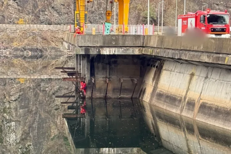 Un bărbat a căzut în apropierea barajului de la Lacul Tarnița din Cluj. Luptă contracronometru a pompierilor pentru a-l salva! Au chemat scafandrii FOTO