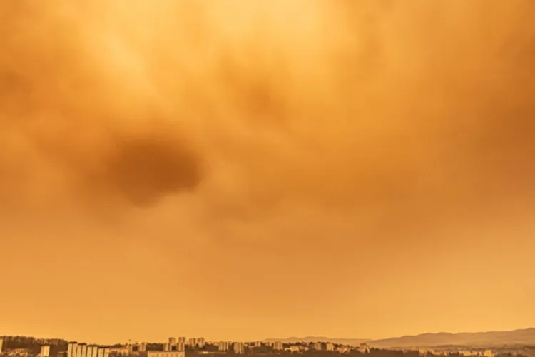 Meteorologii anunță trei zile de coșmar în România: Praful saharian ajunge, din nou, la noi. Zonele din vestul țării sunt cele mai afectate