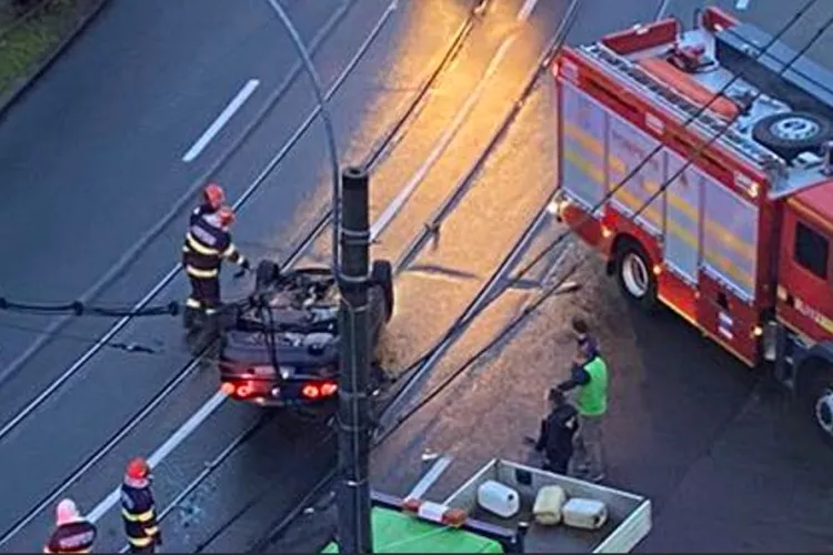 Tânărul de 27 de ani care s-a răsturnat cu mașina pe strada Plopilor din Cluj-Napoca era băut! A lovit și o altă mașină FOTO
