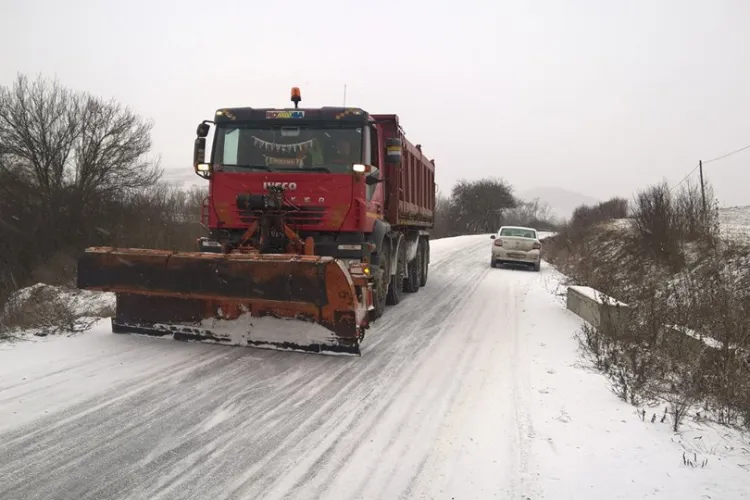 Intervenții pe drumurile județene din Cluj: peste 250 de tone de material antiderapant folosit pentru combaterea poleiului