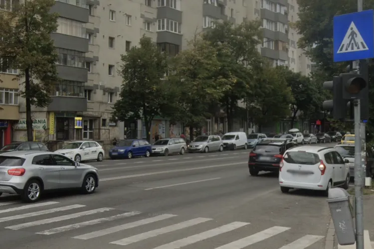Pericol pe străzile Clujului! Stâlpi separatori distruși și speed bump-uri tocite îi fac pe șoferi să ignore trecerile de pietoni