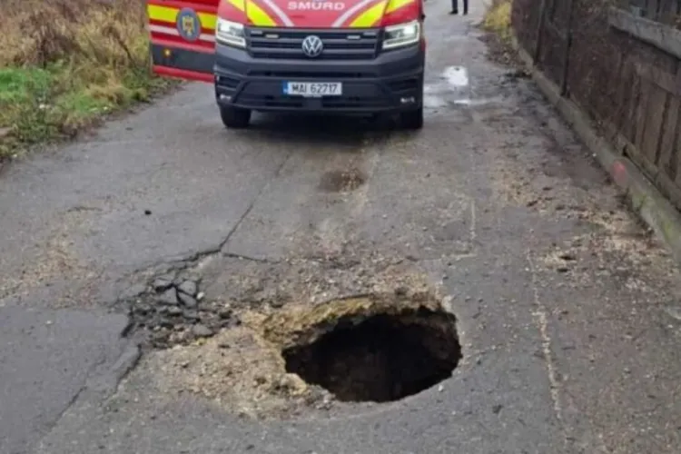 Groapă-capcană în mijlocul străzii! Doi bărbați au ajuns la spital după un incident absurd. Pompierii au intervenit de urgență 