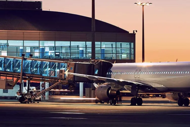 Locurile „oarbe” din avioane: unde te poți trezi cu un perete în loc de geam și care rânduri să eviți la Ryanair, Wizz Air sau Air France