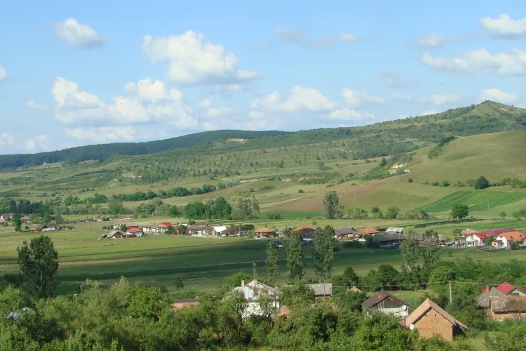 Un sat risca să rămână izolat! Autoritățile intervin cu 200.000 lei pentru drumul distrus de furtunile din vară