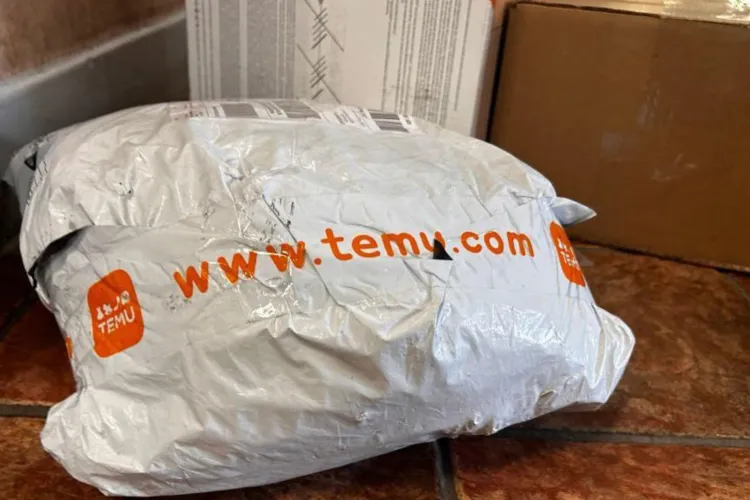 Veste proastă pentru cei care comandă din afara UE: Taxa de 25 de lei pentru coletele de sub 150 de euro devine realitate. La ce să se aștepte românii