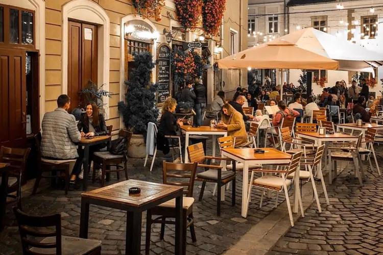 Scumpirile schimbă radical ieșitul la restaurant în marile orașe din România. La Cluj, clienții reduc porțiile, împart meniuri și stau mai puțin