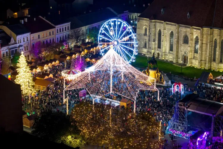 Luminile de Crăciun se aprind în seara asta la Cluj-Napoca: Piața Unirii devine „Planeta Crăciun”, iar magia iernii începe oficial