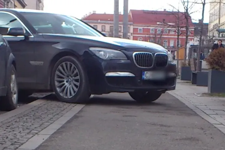 O pistă de biciclete din Cluj-Napoca, transformată în loc de parcare: „Nu doar că nu poți circula cu bicicleta, dar vizibilitatea e complet obturată”