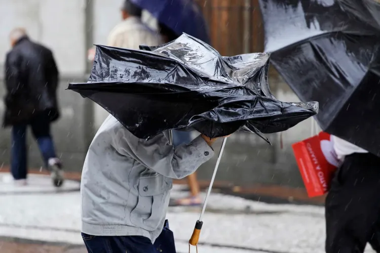 Avertizare RO-Alert: Cod Roșu de vânt puternic în mai multe zone din Cluj. Rafale de vânt de peste 140km/h. Nu vă aventurați!