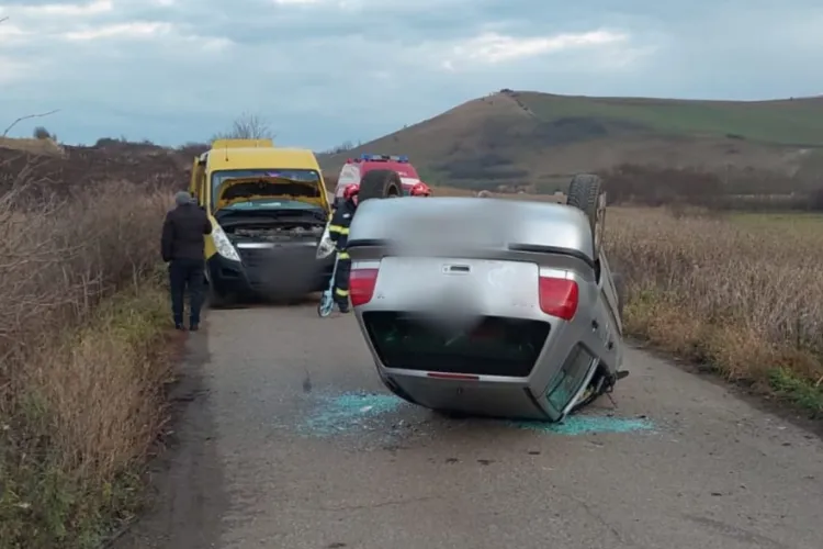 Cum s-a produs accidentul cu un microbuz școlar la Frata, Cluj. Un șofer a intrat într-un cap de pod, s-a răsturnat și s-a izbit violent de microbuz- FOTO