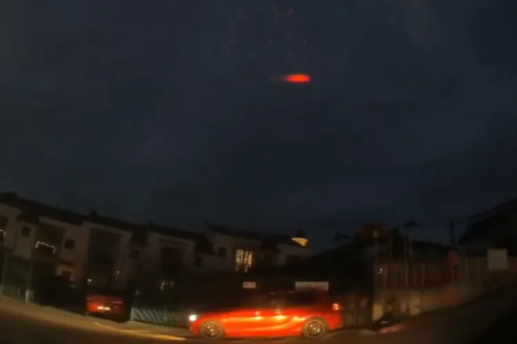 VIDEO. Scene periculoase în Cluj: Copii surprinși într-o „cursă” cu mașinuța-jucărie printre autoturisme, la oră de vârf, în traficul aglomerat