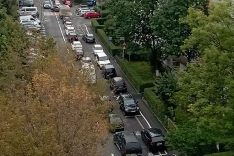 Trafic blocat în Mănăștur, în fiecare dimineață: Șoferii stau minute în șir, bară la bară și nu mai suportă. „E inuman așa ceva!”