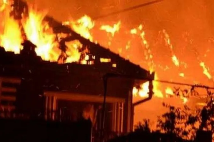 Tragedie cumplită: Un bărbat de 78 de ani a ars de viu în propia casă. Rudele au încercat să îl salveze până la venirea pompierilor, dar nu au reușit