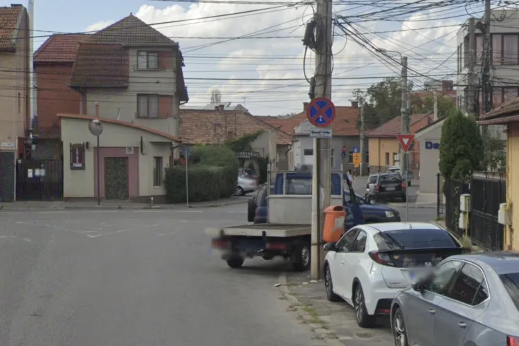 Probleme zilnice într-o intersecție din Cluj! Mașini parcate pe banda de mers paralizează traficul! Poliția Locală, chemată să intervină