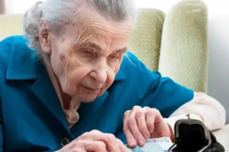 Ajutor de iarnă pentru milioane de pensionari! Guvernul condus de Bolojan va livra 400 de lei în plus la pensie în decembrie