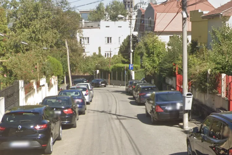 Pericol pentru copilașii din Cluj: Mașinile ocupă trotuarele și îi forțează pe elevi să circule pe șosea! Autoritățile trebuie să intervină
