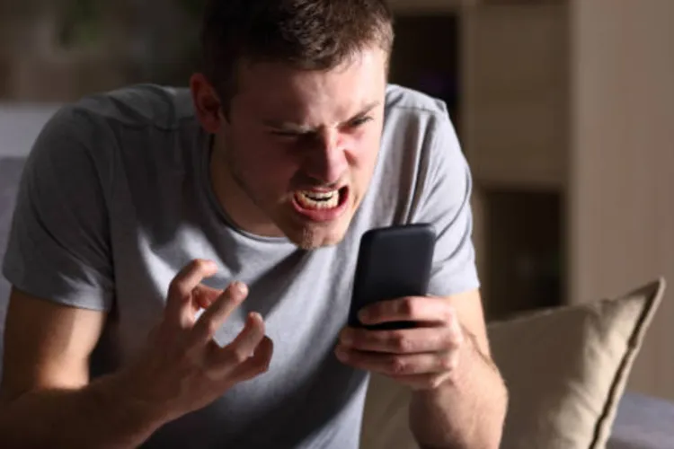 Clujeni, aveți grijă ce scrieți pe internet! Un bărbat a trebuit să plătească daune morale după ce a înjurat un internaut. De la ce a pornit scandalul