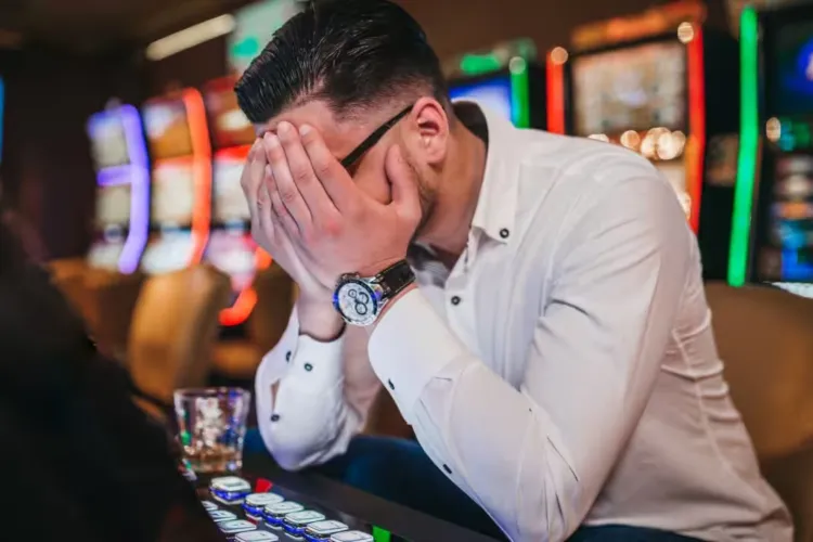 Tot mai mulți tineri români cer ajutor pentru dependența de jocuri de noroc: Cererile au crescut cu aproape 18%. Tinerii din Cluj se află în top