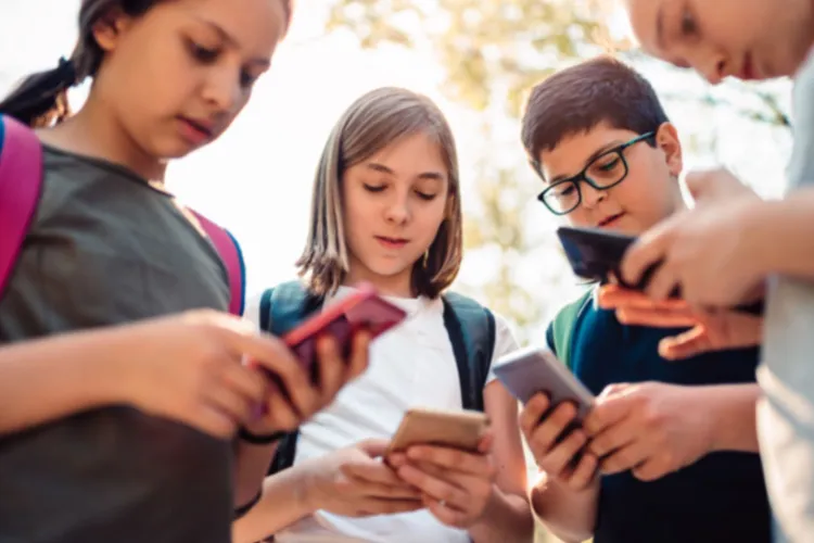 Parlamentul European trage frâna pentru rețelele sociale: Vârsta minimă de 16 ani, verificări stricte și interzicerea practicilor care dau dependență