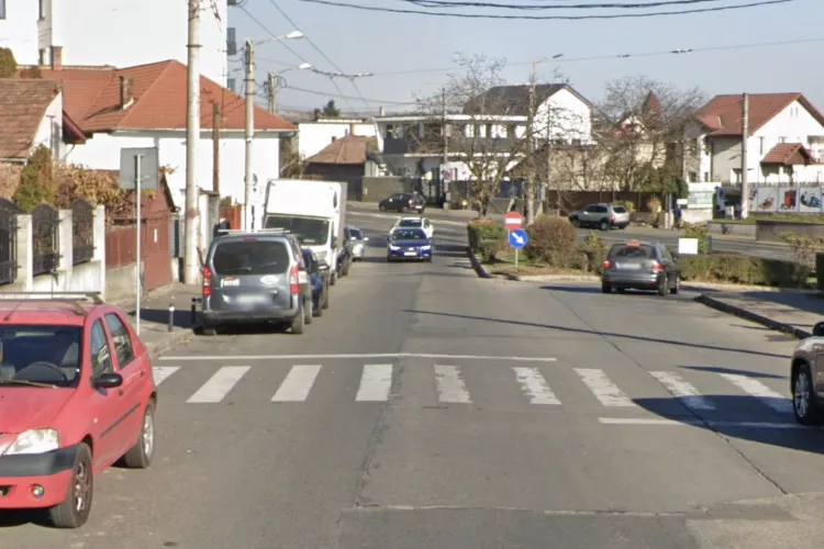 Pericol în Cluj-Napoca! Pietonii aproape că sunt spulberați pe o stradă din oraș: Șoferi vitezomani și marcaje aproape invizibile!