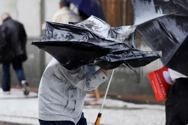 Meteorologii au anunțat COD GALBEN de vânt puternic! Rafalele pot ajunge până la 110 km/h. Cum va fi vremea la Cluj