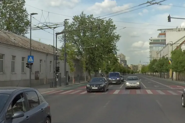 Pericol la fiecare pas: Elevii de la trei școli din Cluj riscă să fie accidentați pe trecerea de pietoni unde șoferii ignoră semaforul!