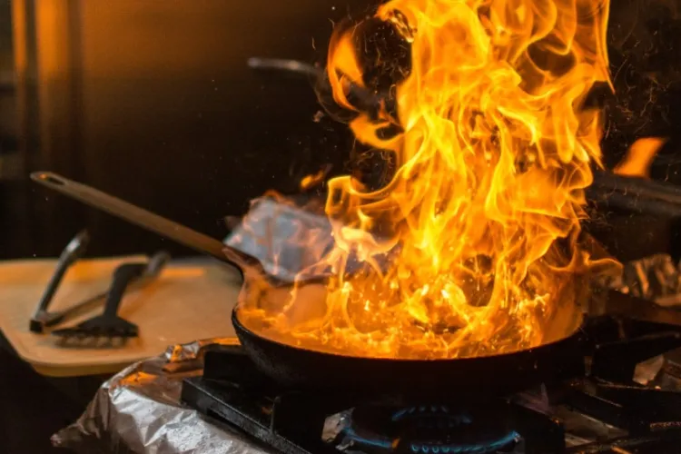 Pericolul ascuns din bucătăria ta! ISU Cluj dezvăluie care sunt cele trei greșeli ce provoacă incendii devastatoare