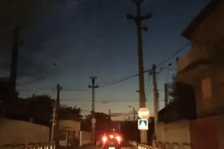 O stradă din Cluj-Napoca, în întuneric! Locuitorii se plâng de că cei mici merg la școală prin beznă: „Este foarte periculos”