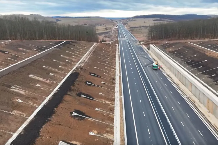 VIDEO. Imagini spectaculoase din dronă cu o secțiune cheie din Autostrada Transilvania. Lucrările sunt ca și finalizate, spre bucuria șoferilor