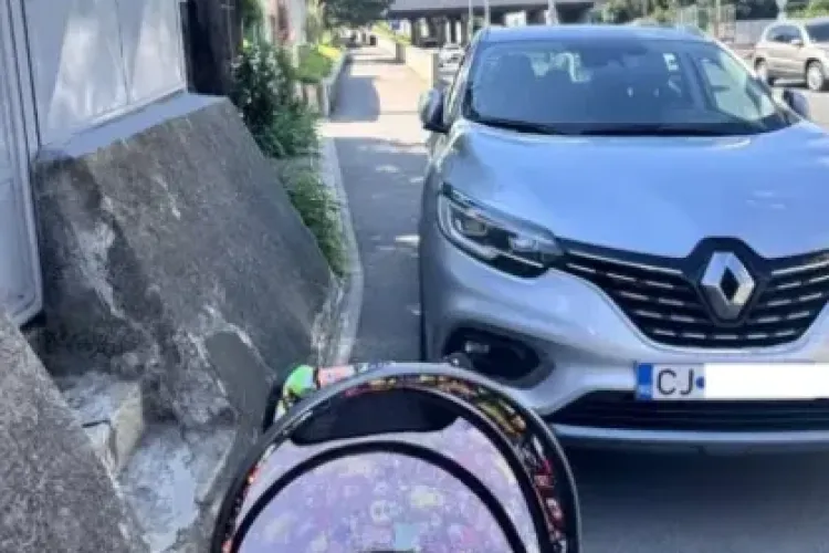 O mămică din Cluj-Napoca, blocată zilnic pe o stradă din Mărăști: „Nu pot ajunge cu copilul în cărucior la creșă!”