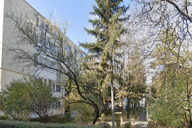 Trotuar cu capcane în Cluj! Țevi metalice îndoite pun pietonii în pericol. Locatarii cer autorităților să acționeze imediat!