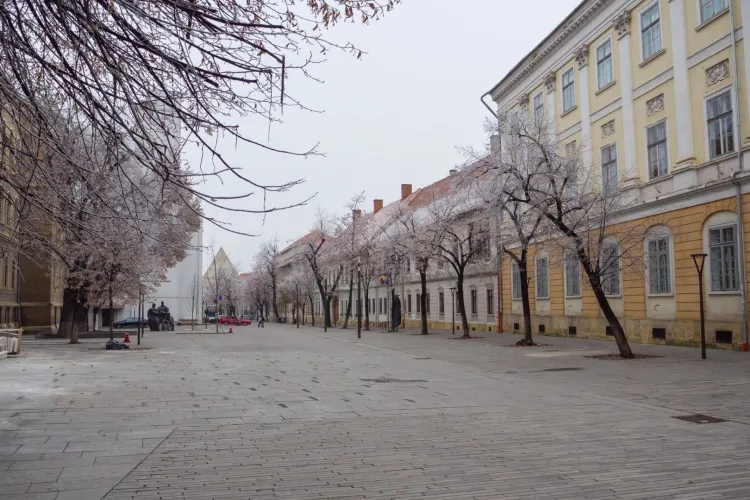 Trafic periculos lângă școlile din Cluj: Slalom printre tarabe, depășiri pe linie continuă și treceri pe roșu. „Lipsa măsurilor va duce la accidente!”