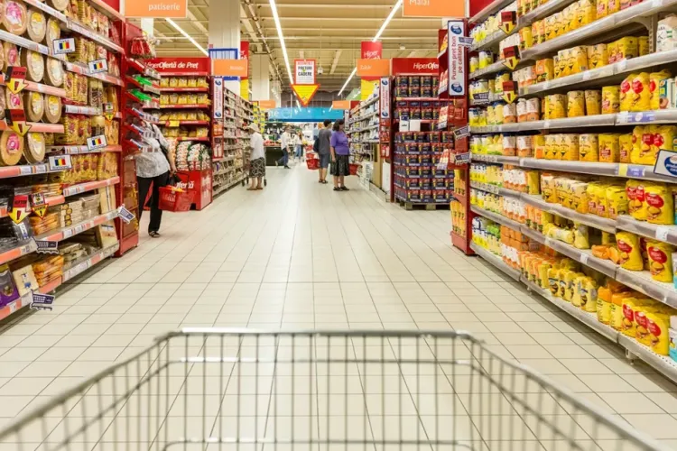 Retailul românesc intră în criză! Vânzările din octombrie scad cu 4%, alimentarele se prăbușesc, singura creștere fiind la carburanți