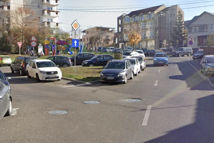 Stâlpișorii din Cluj nu fac față șoferilor inconștienți: Trotuarele rămân ocupate și pun în pericol pietonii